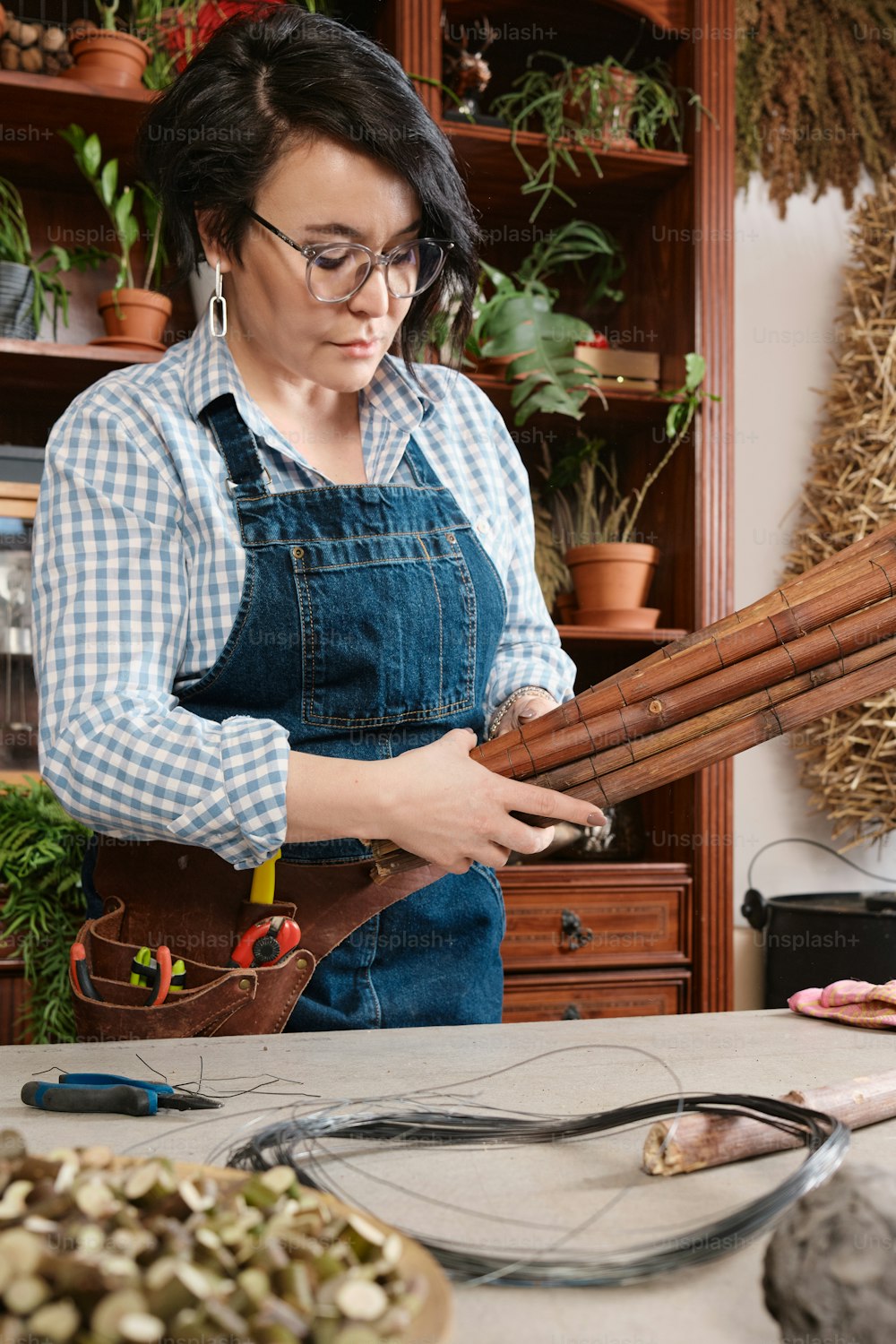 Eine Frau arbeitet an einem Stück Holz