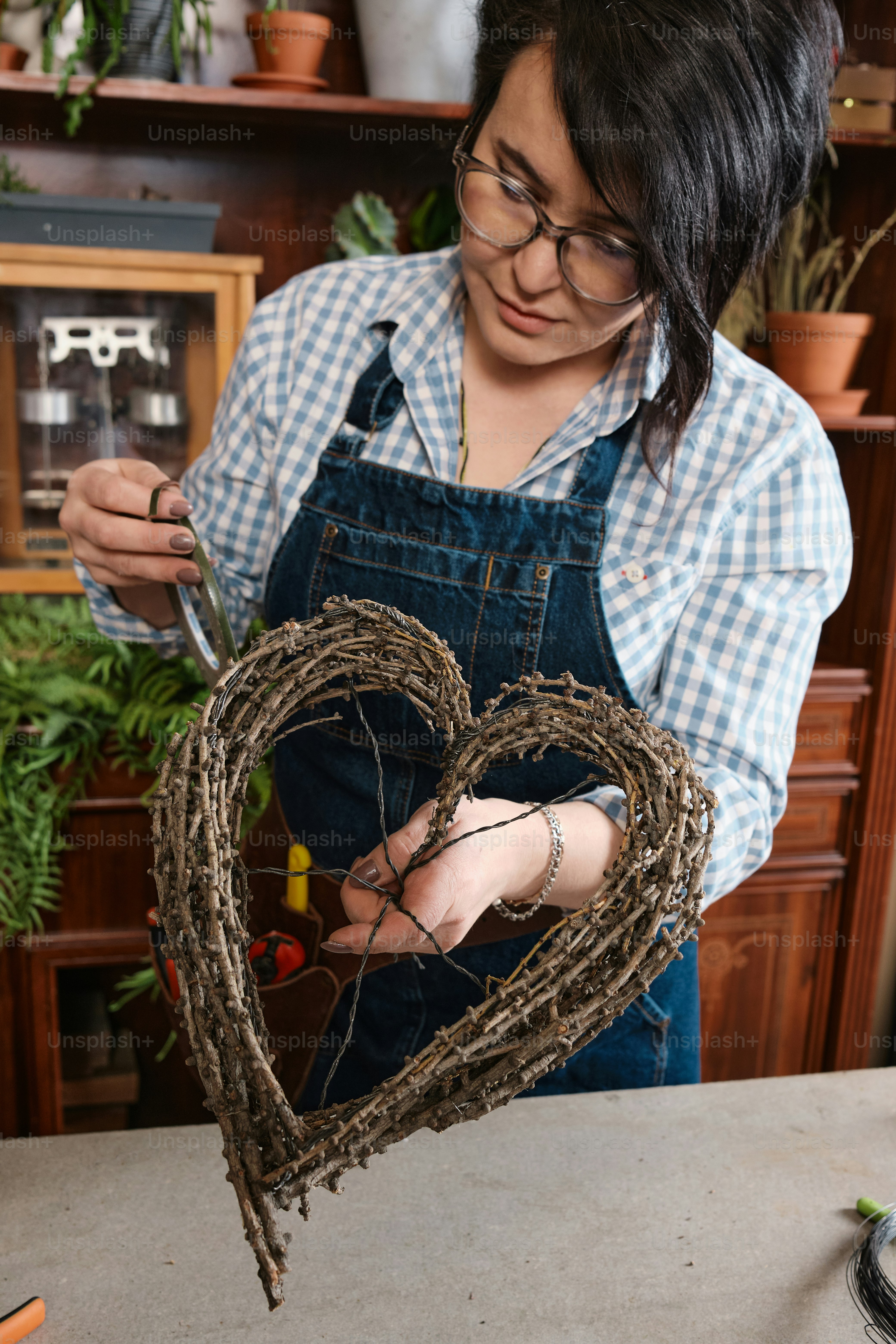 uma mulher está fazendo um coração de galhos