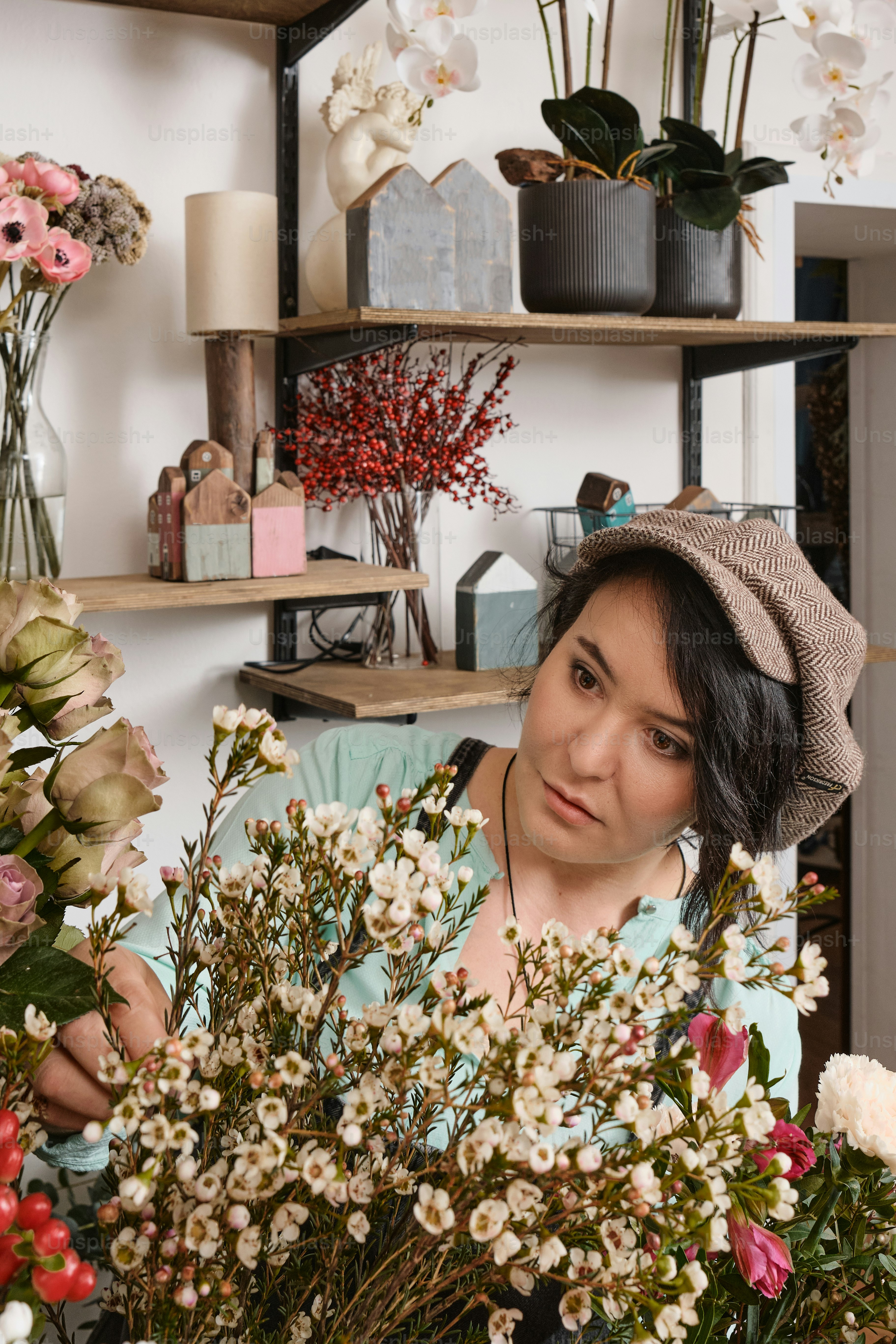 uma mulher segurando um ramo de flores em suas mãos