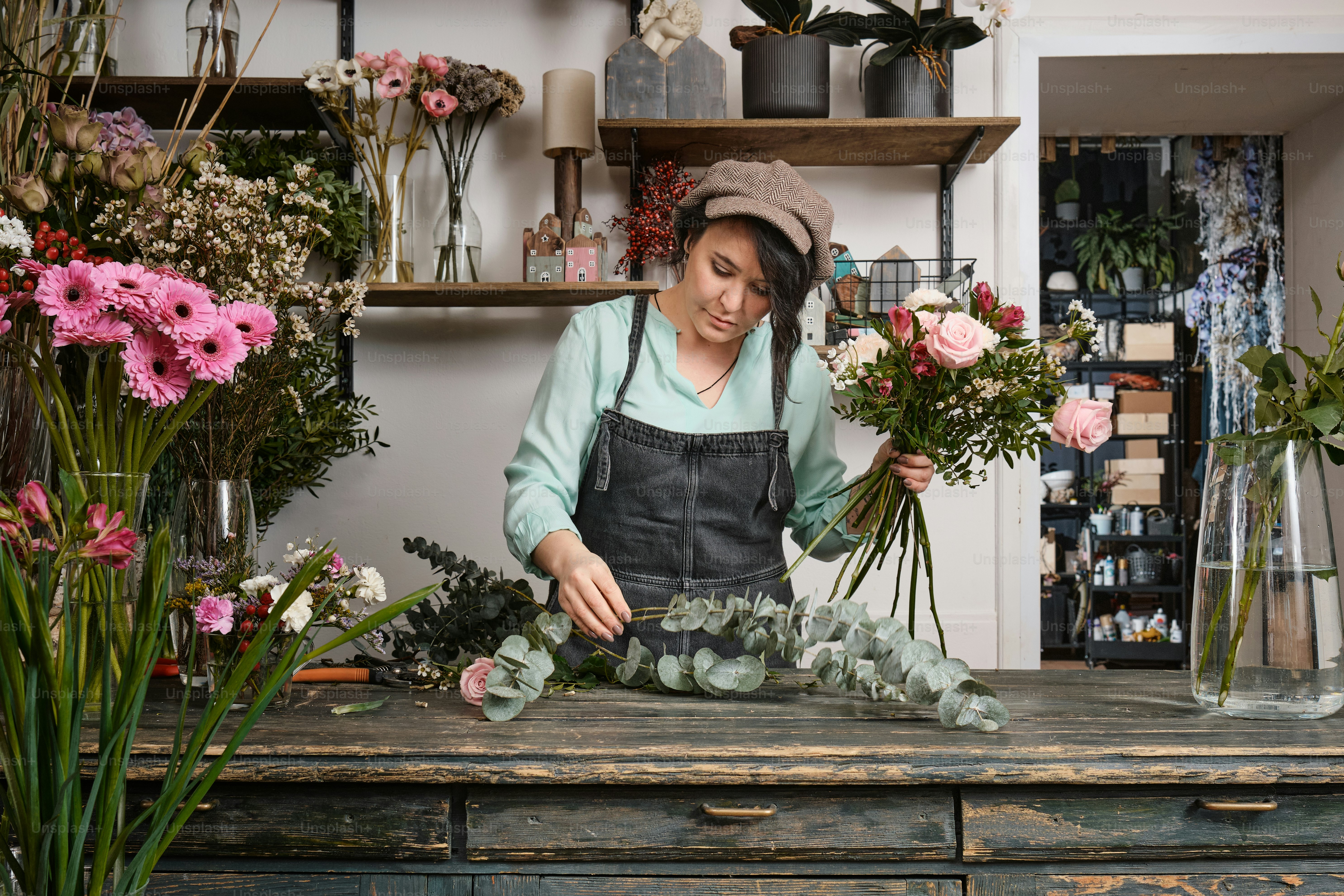 Una mujer arreglando flores en una floristería