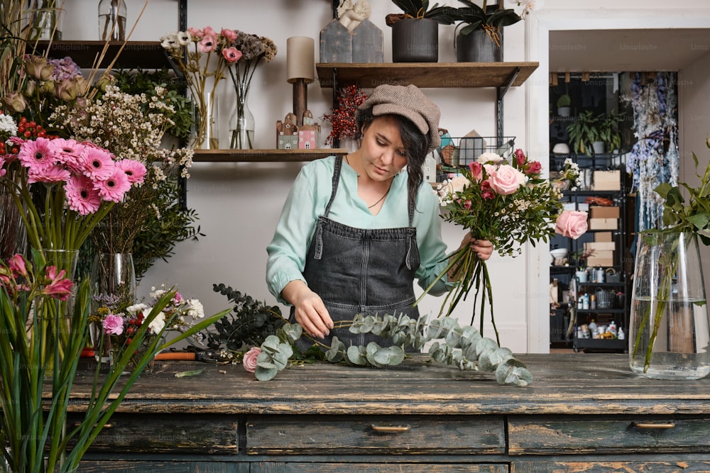 Une femme arrangeant des fleurs dans un magasin de fleurs