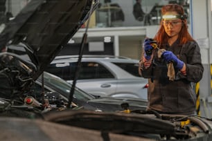 ガレージで車に取り組んでいる女性