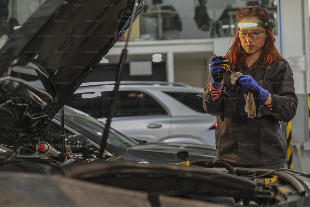 Une femme travaillant sur une voiture dans un garage