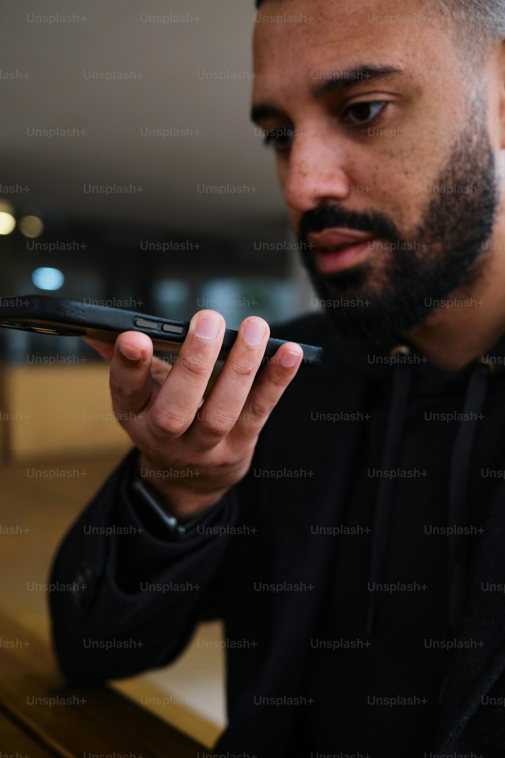 Un hombre sosteniendo un teléfono celular en la mano