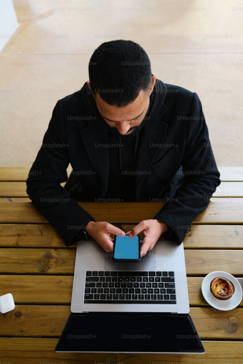 �노트북 컴퓨터를 사용하여 테이블에 앉아 있는 남자