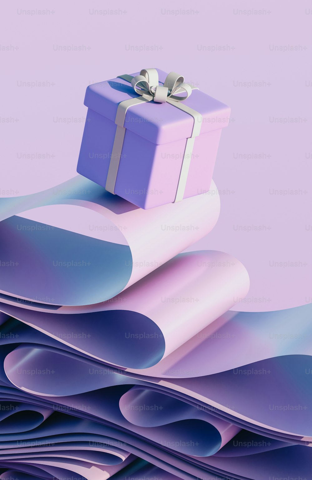 Una caja de regalo encima de una pila de papeles