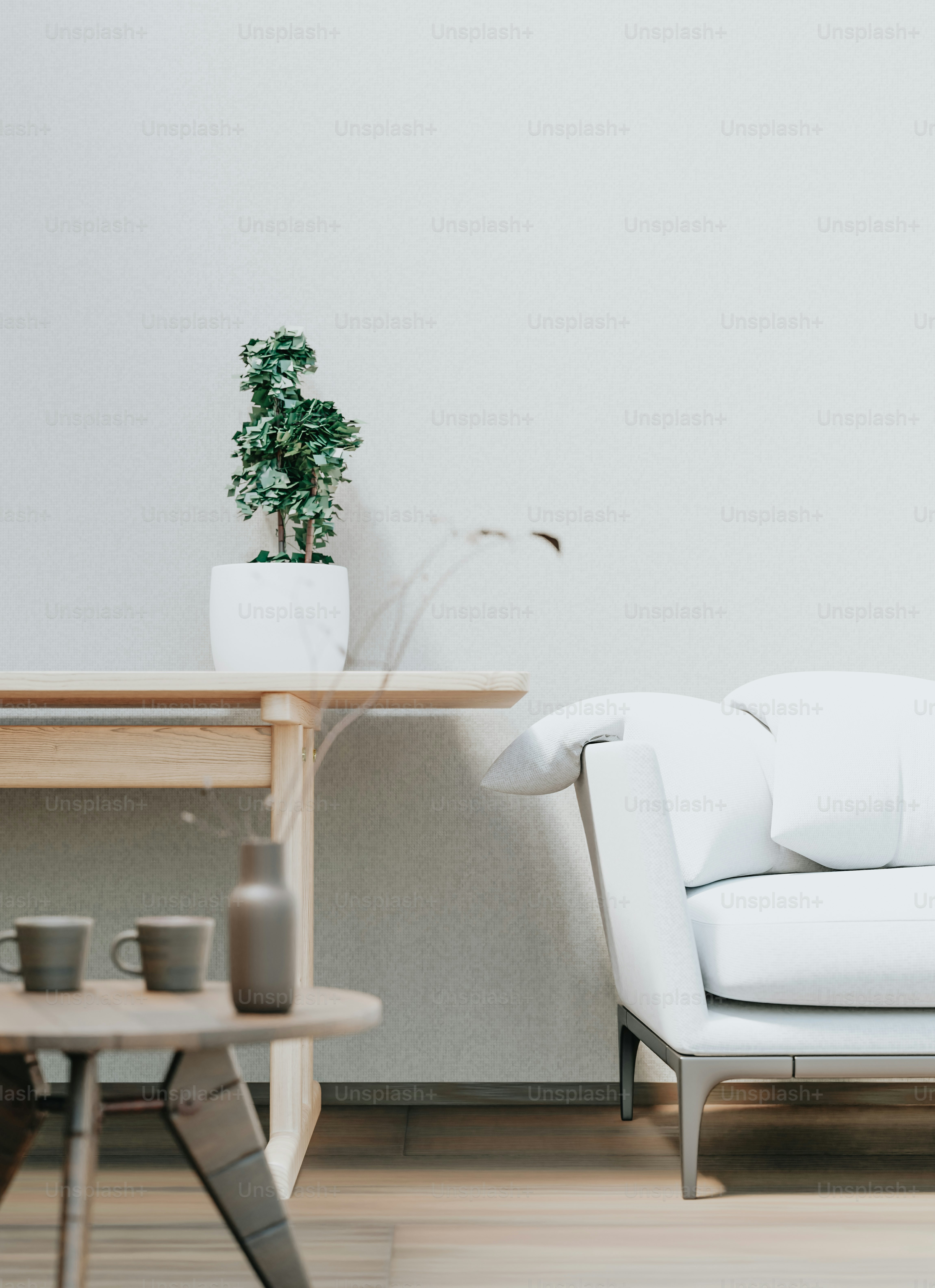 eine weiße Couch neben einem Holztisch