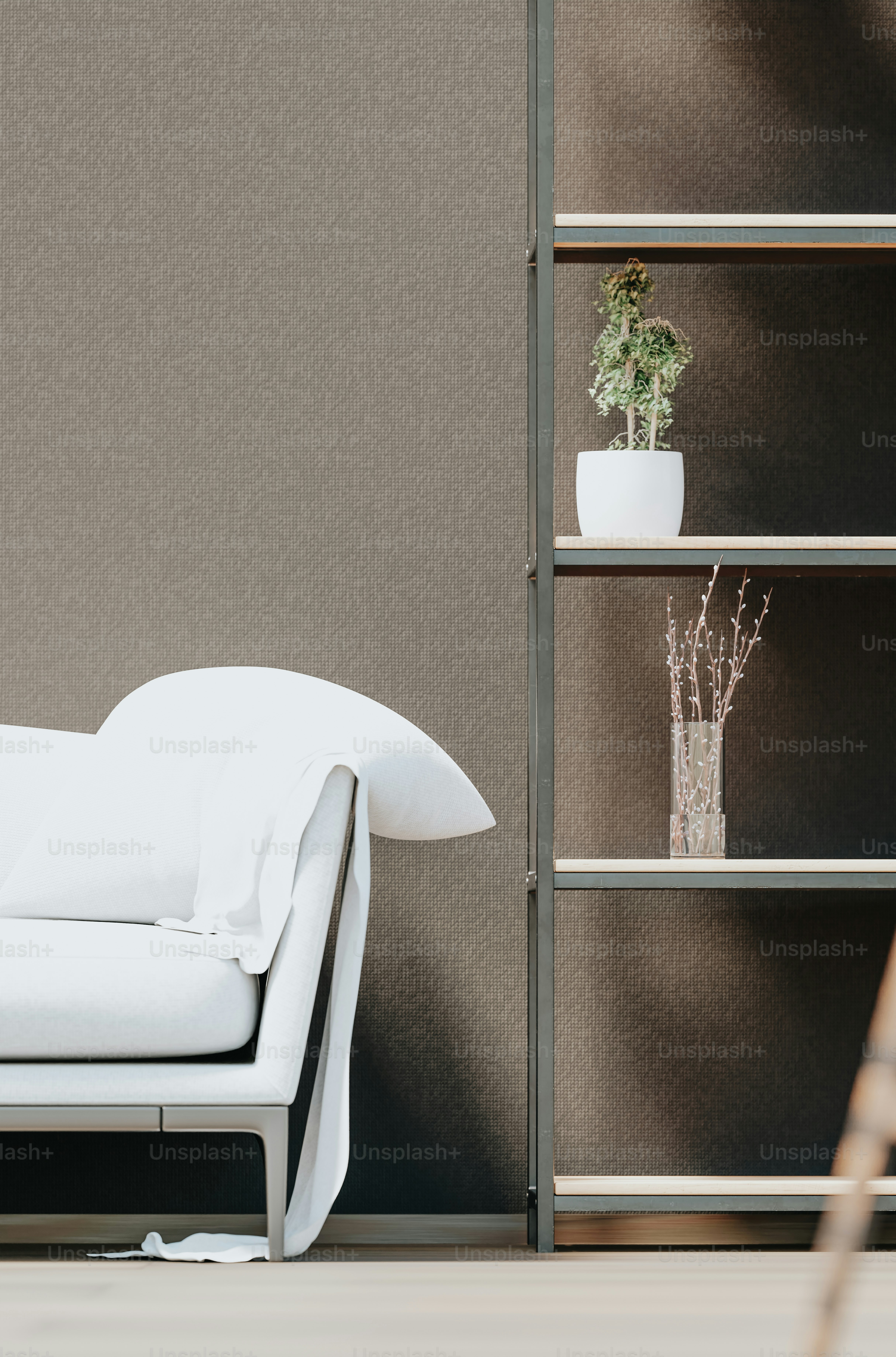 eine weiße Couch vor einem Bücherregal