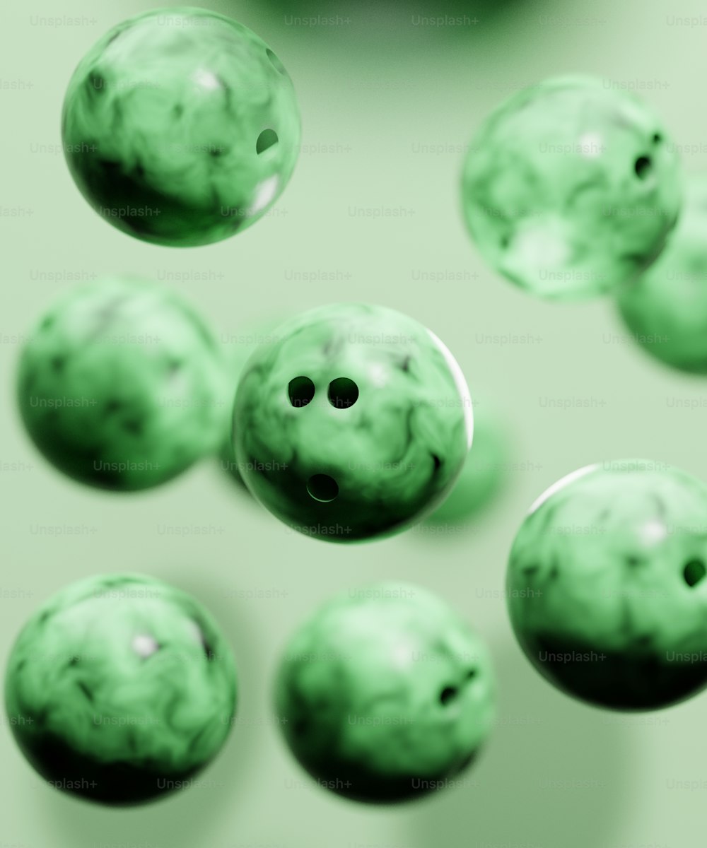 um grupo de bolas de boliche verdes voando pelo ar