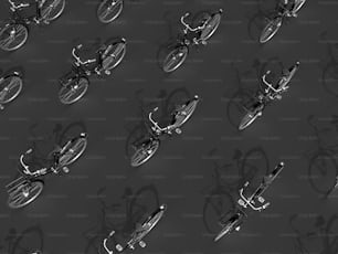 Eine Gruppe von Fahrrädern ist auf einem Schwarz-Weiß-Foto zu sehen