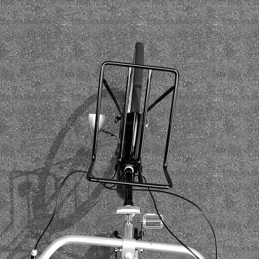 Una foto en blanco y negro de una bicicleta