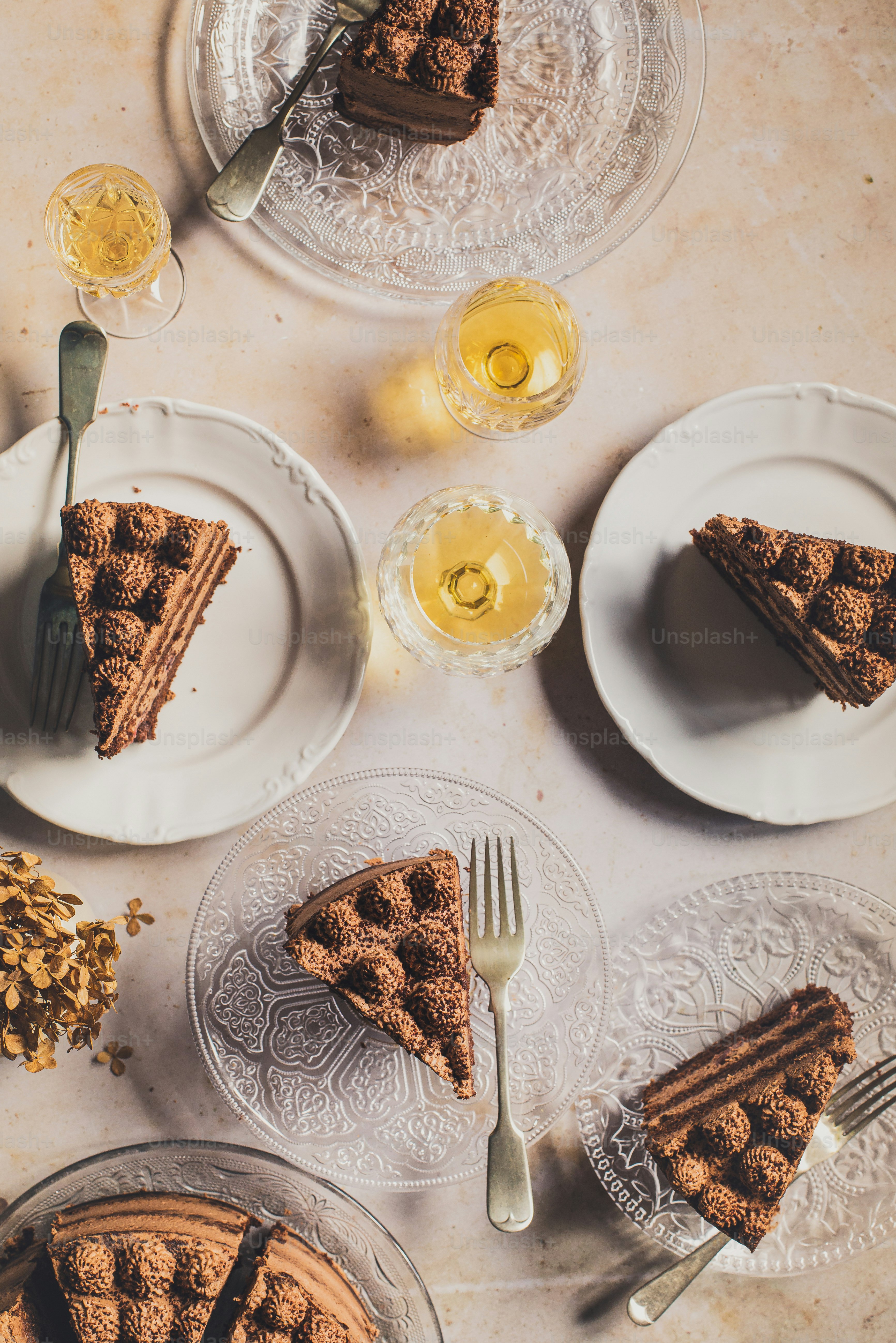 ein Tisch mit Tellern gefüllt mit Desserts