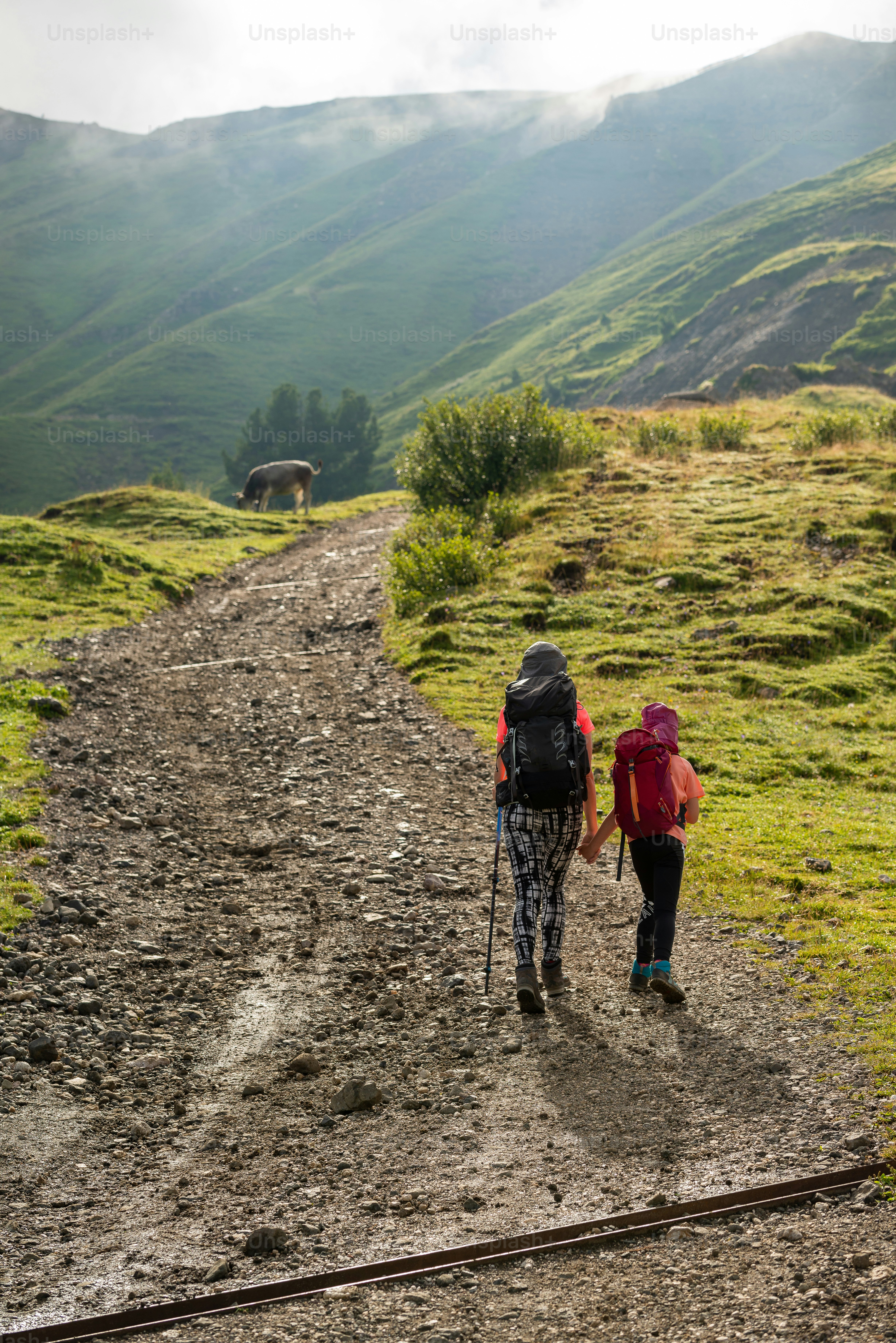 Beberapa orang berjalan di jalan tanah