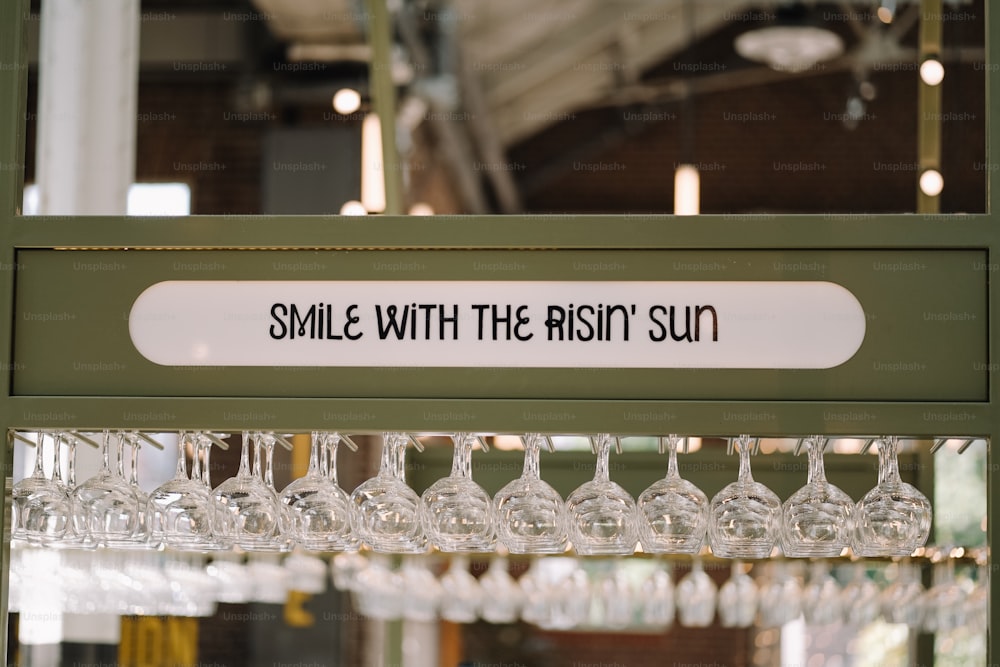 Ein Schild, das sagt: Lächeln mit der aufgehenden Sonne