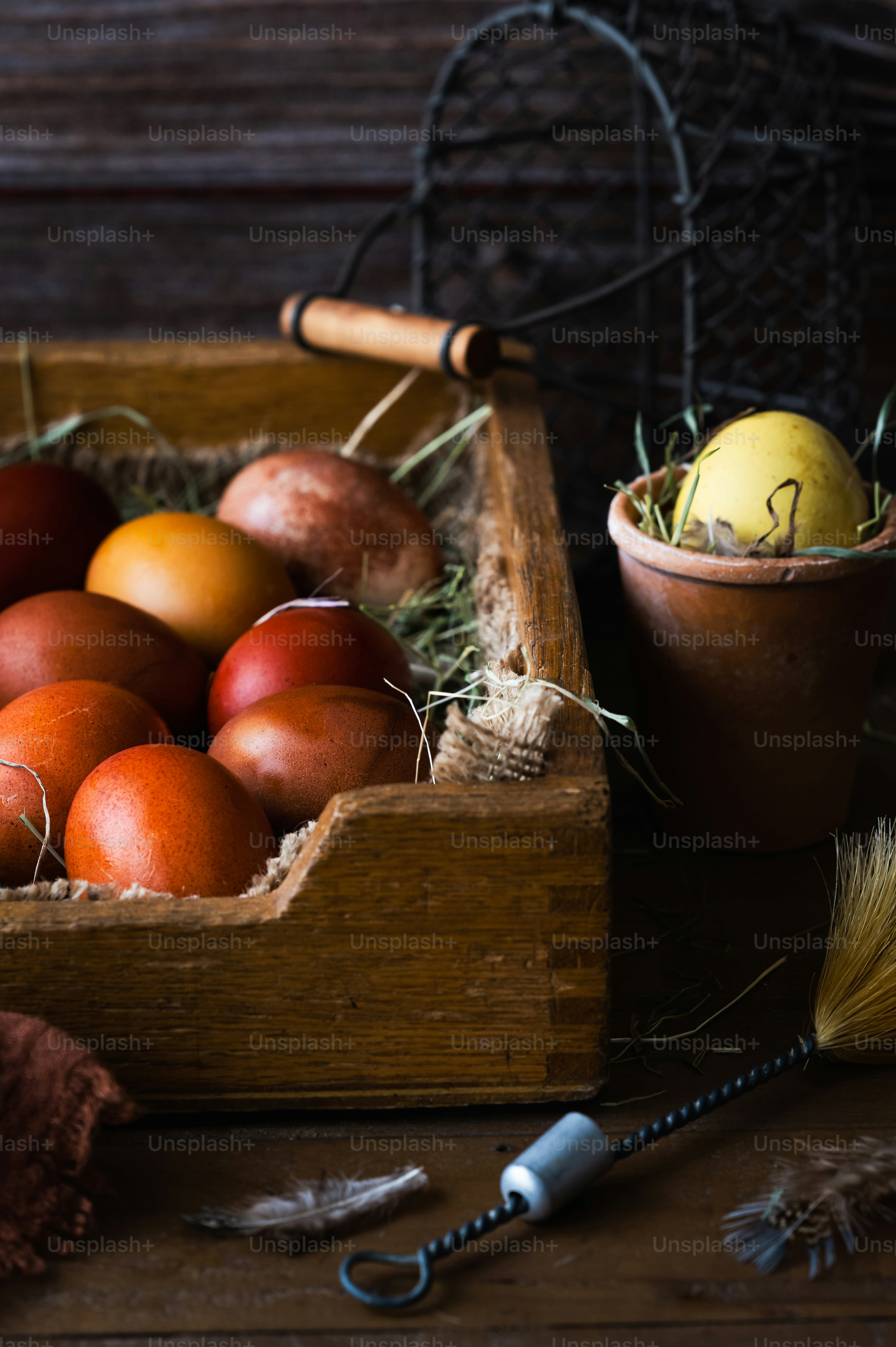 eine Holzkiste gefüllt mit vielen Eiern