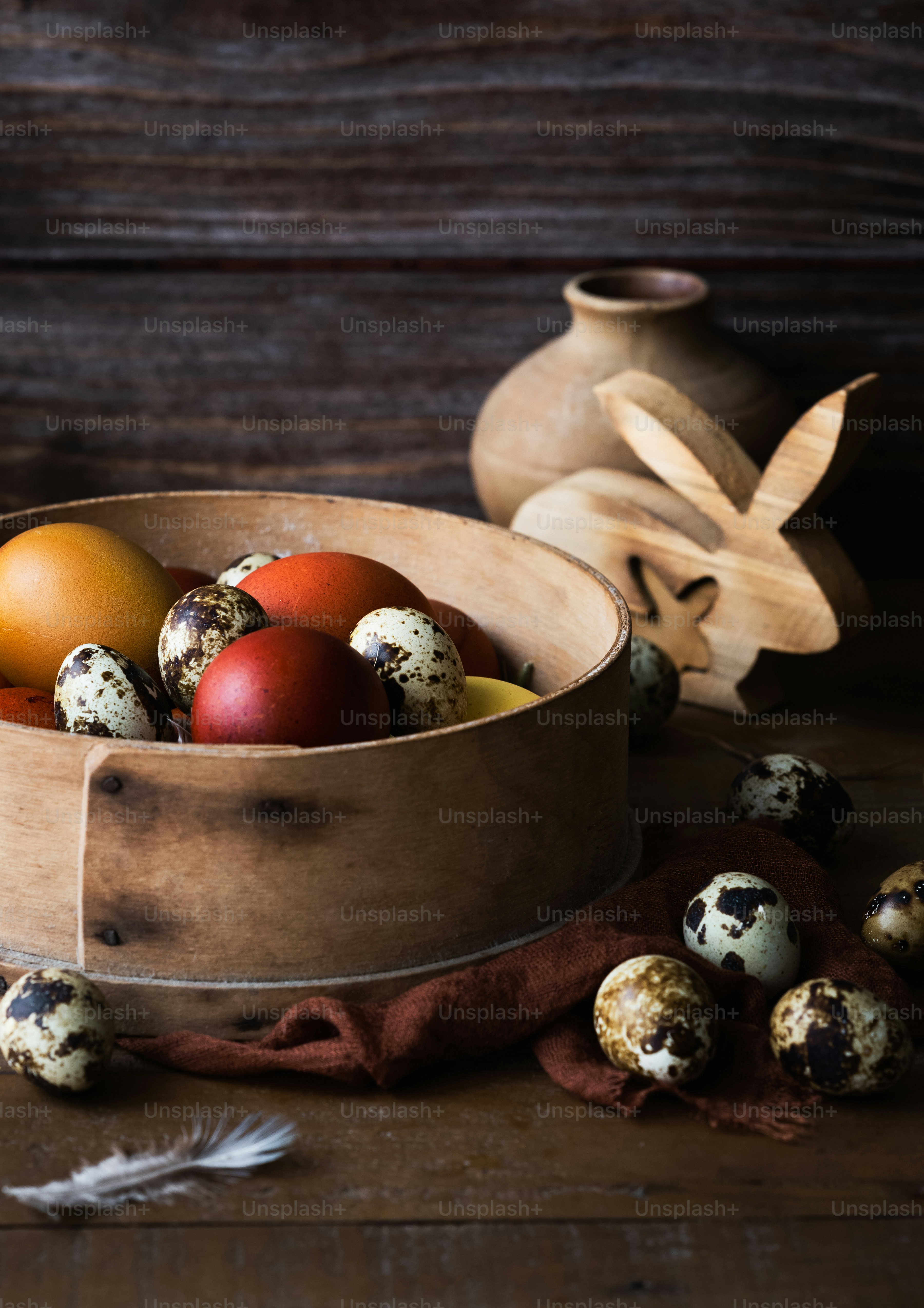 eine Holzschüssel gefüllt mit vielen verschiedenen Arten von Eiern