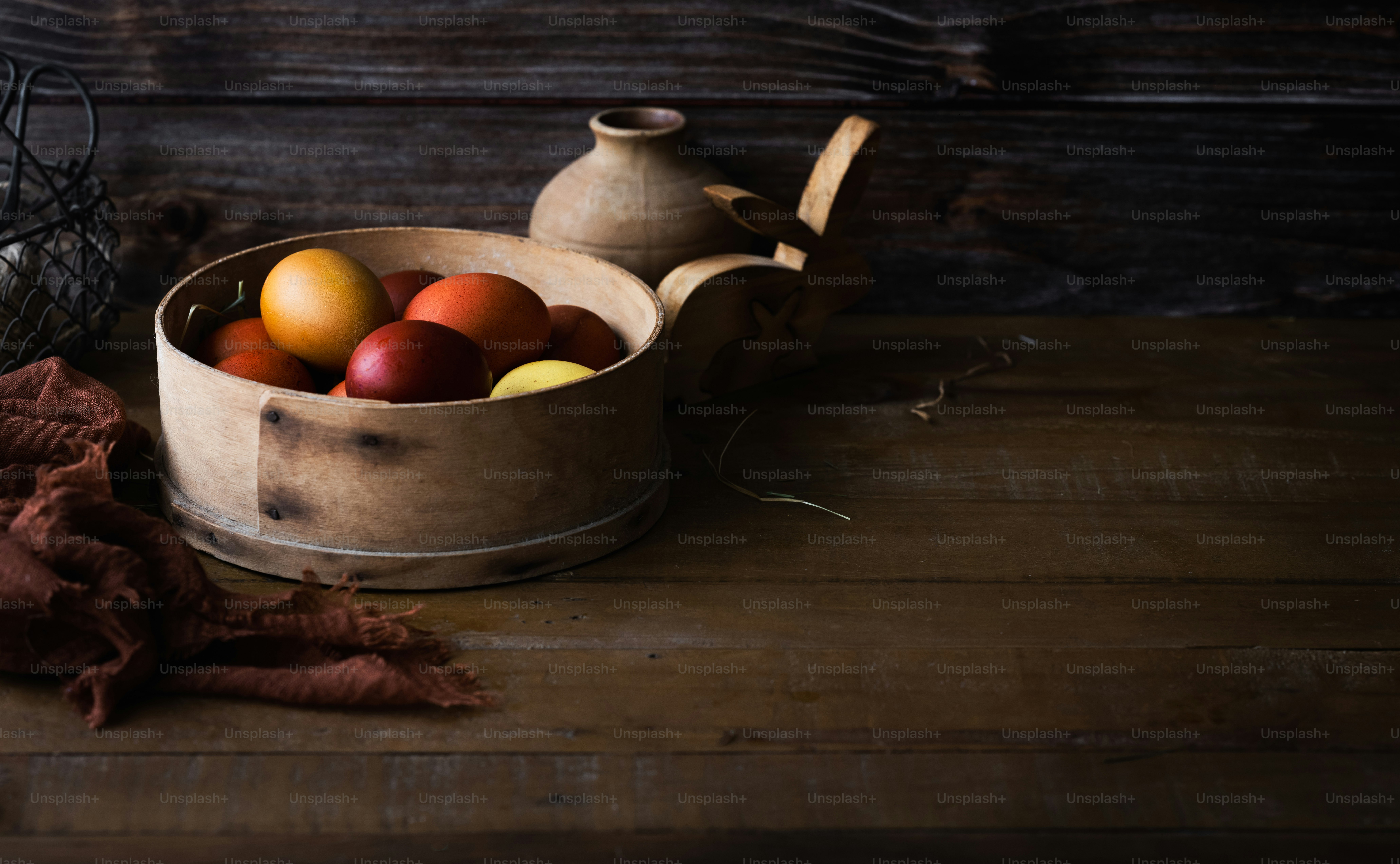 eine mit Obst gefüllte Holzschale auf einem Holztisch
