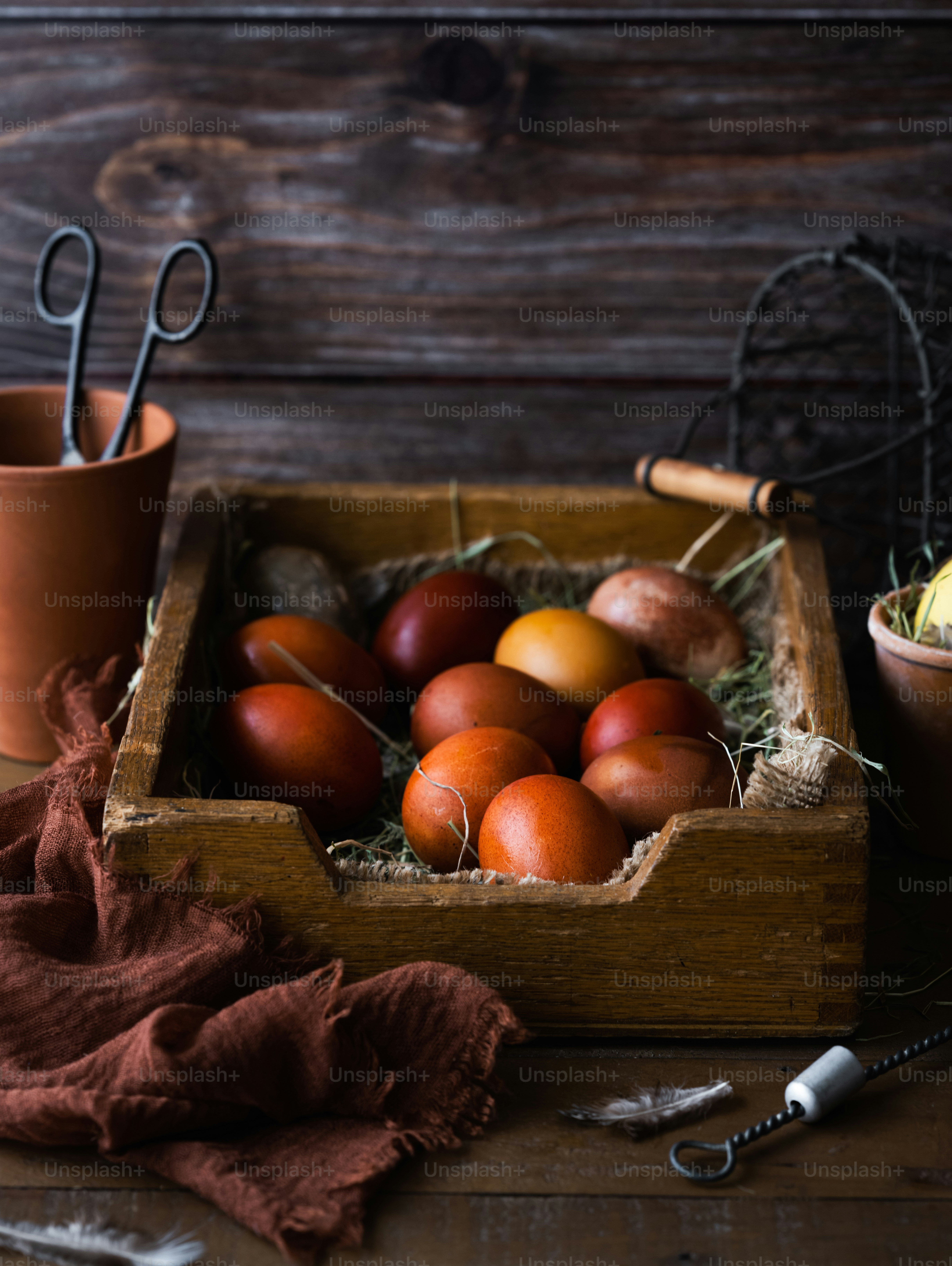 eine Holzkiste gefüllt mit viel Obst