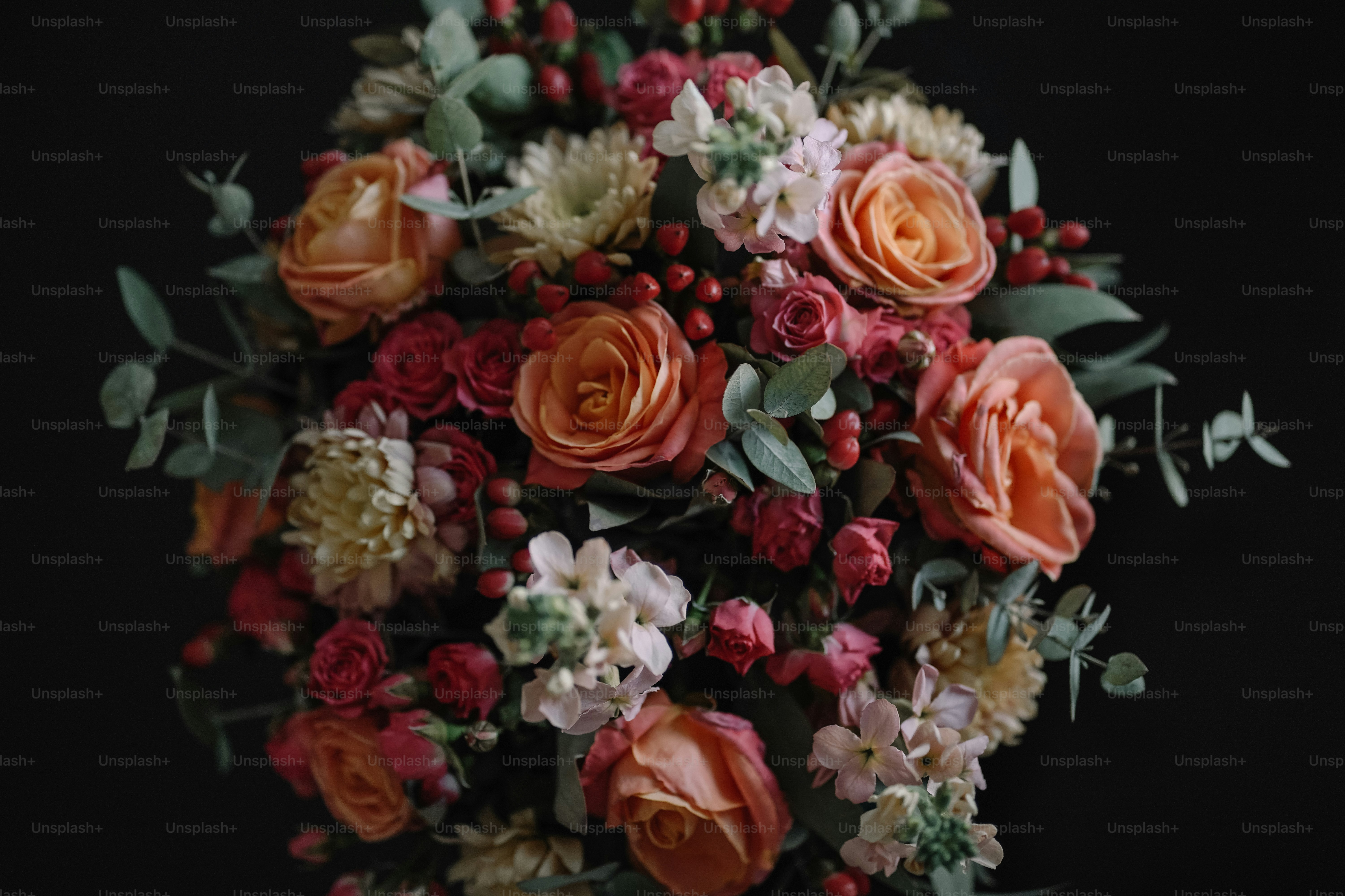 Un ramo de flores que están sobre una mesa