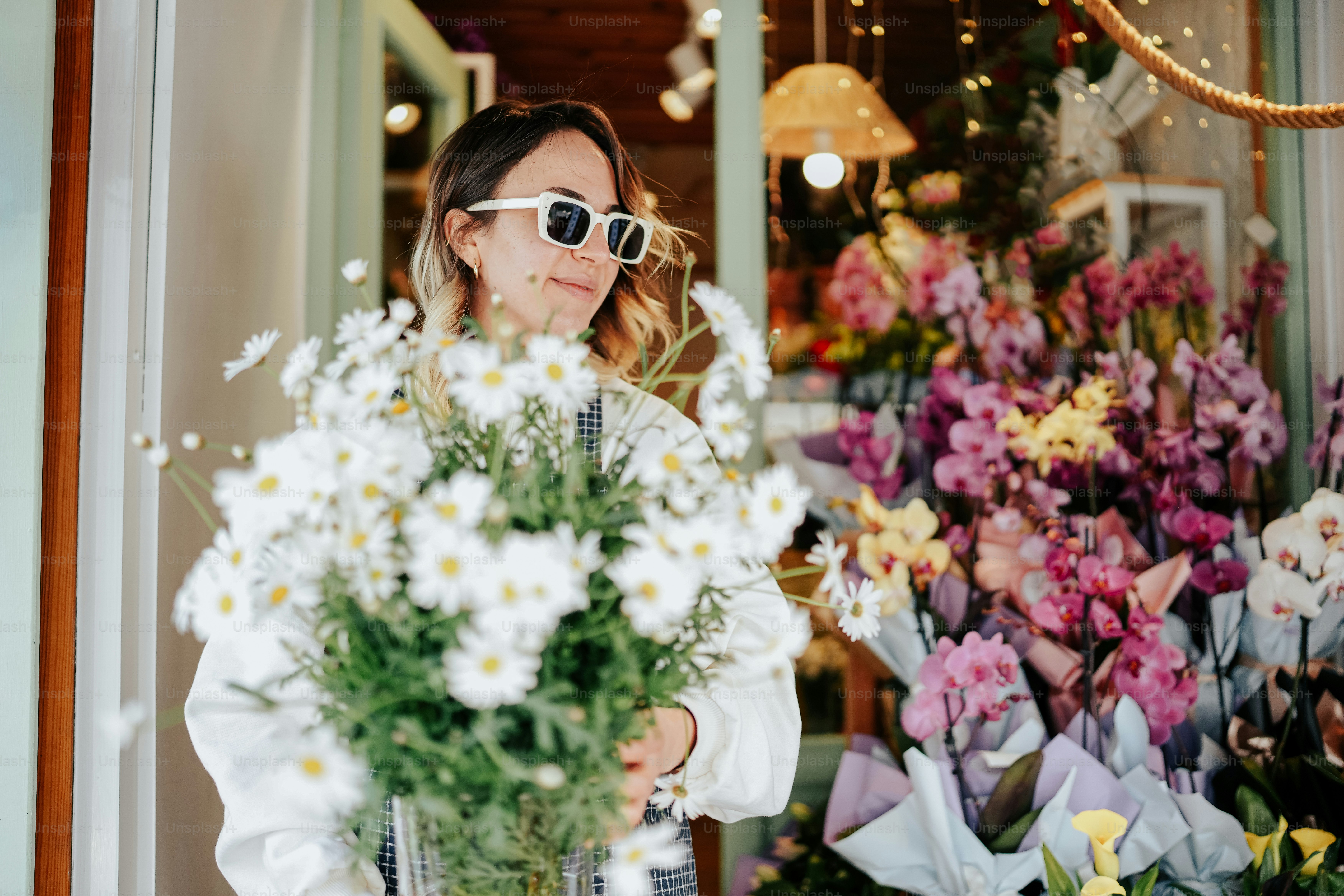 Una mujer con gafas de sol sosteniendo un jarrón de flores foto – Imagen de  Flores en Unsplash, image size:3000x2000