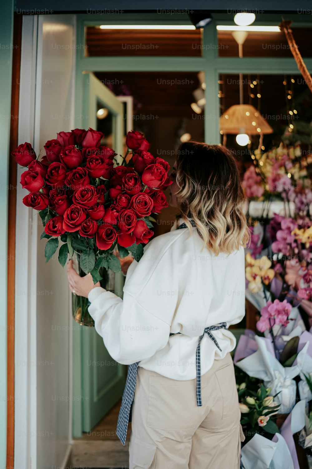 빨간 장미 꽃다발을 들고 있는 여자