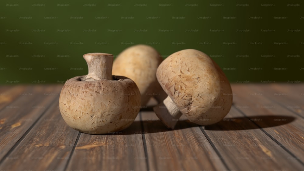 un paio di funghi seduti sopra un tavolo di legno