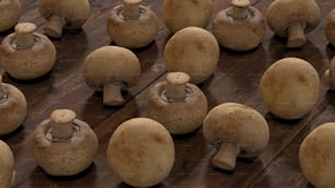 un groupe de champignons assis sur une table en bois