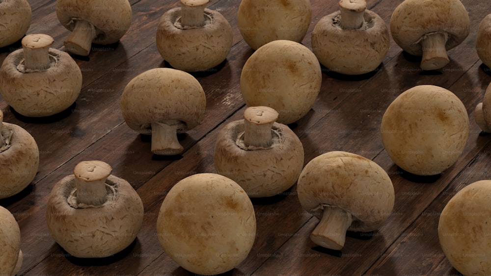 un gruppo di funghi seduti sopra un tavolo di legno