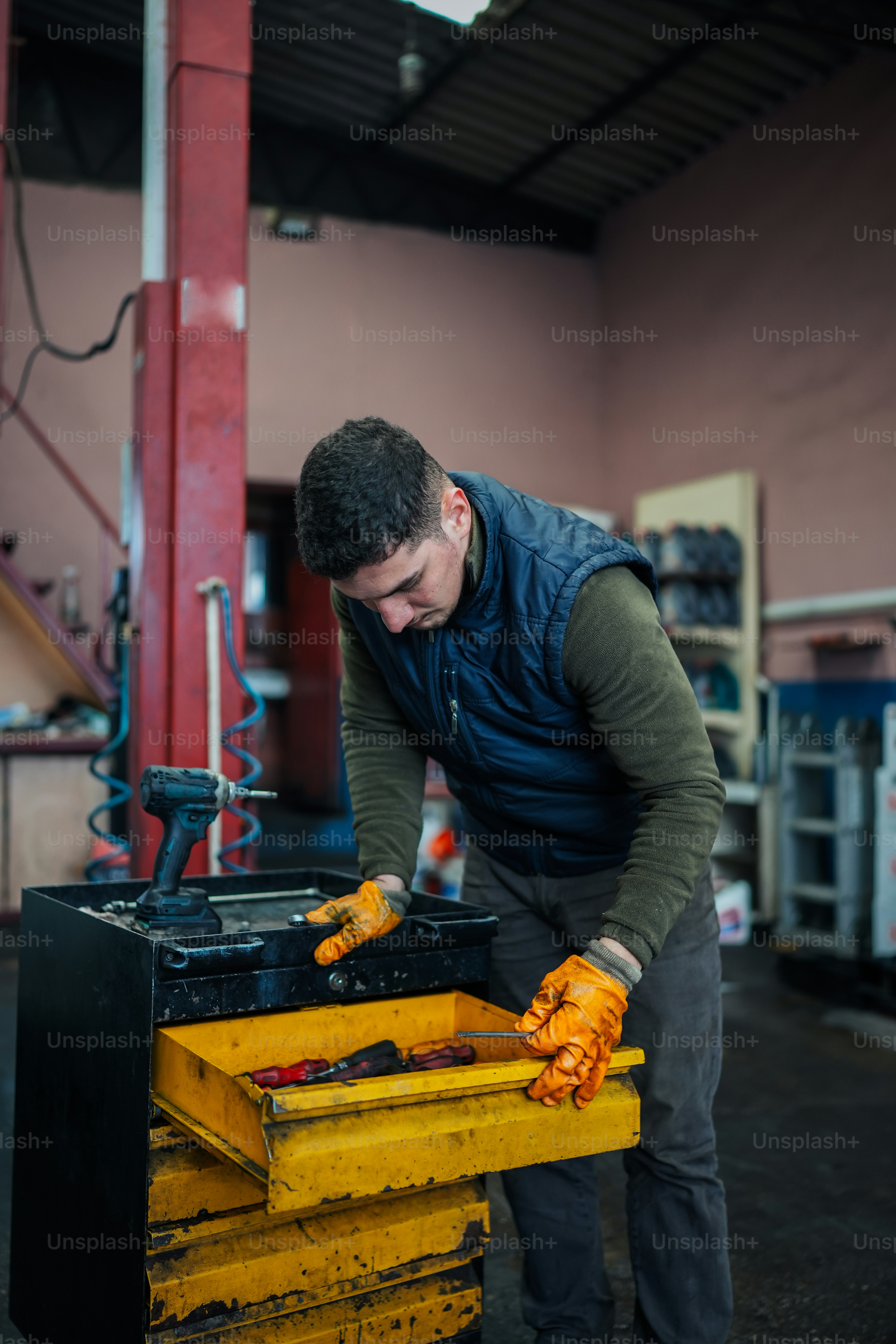 Un homme travaillant sur un morceau de métal