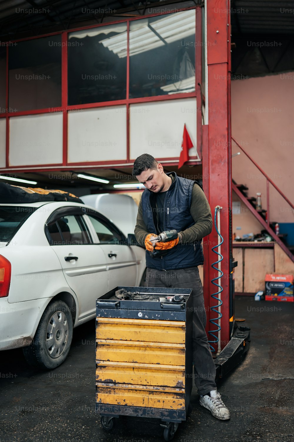 um homem trabalhando em um pedaço de madeira em uma garagem
