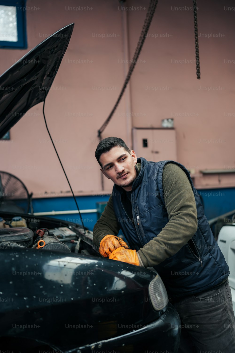 Un hombre trabajando en un coche en un garaje