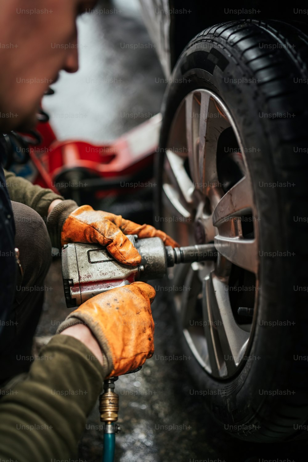 Ein Mann arbeitet mit einem Schraubenschlüssel an einem Reifen