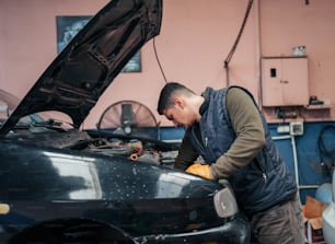 Un homme travaillant sur une voiture dans un garage