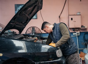 Un hombre trabajando en un coche en un garaje