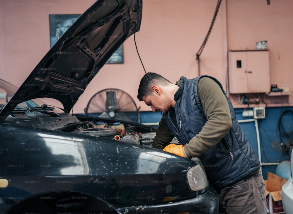 Ein Mann arbeitet an einem Auto in einer Garage