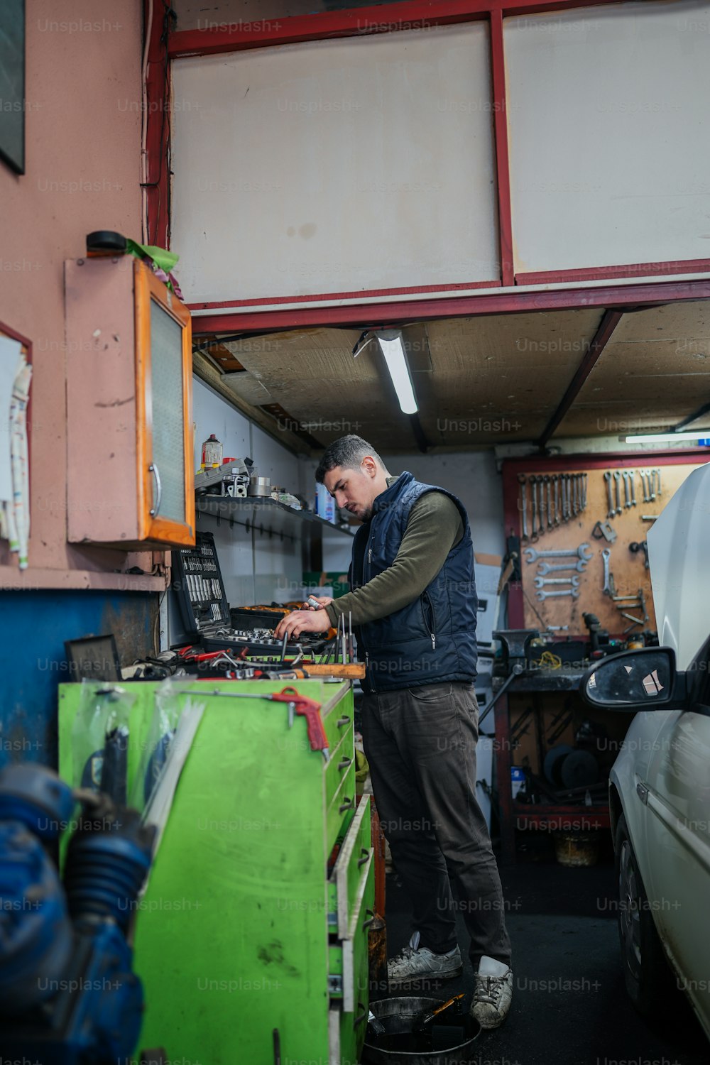 Ein Mann arbeitet an einer Maschine in einer Garage