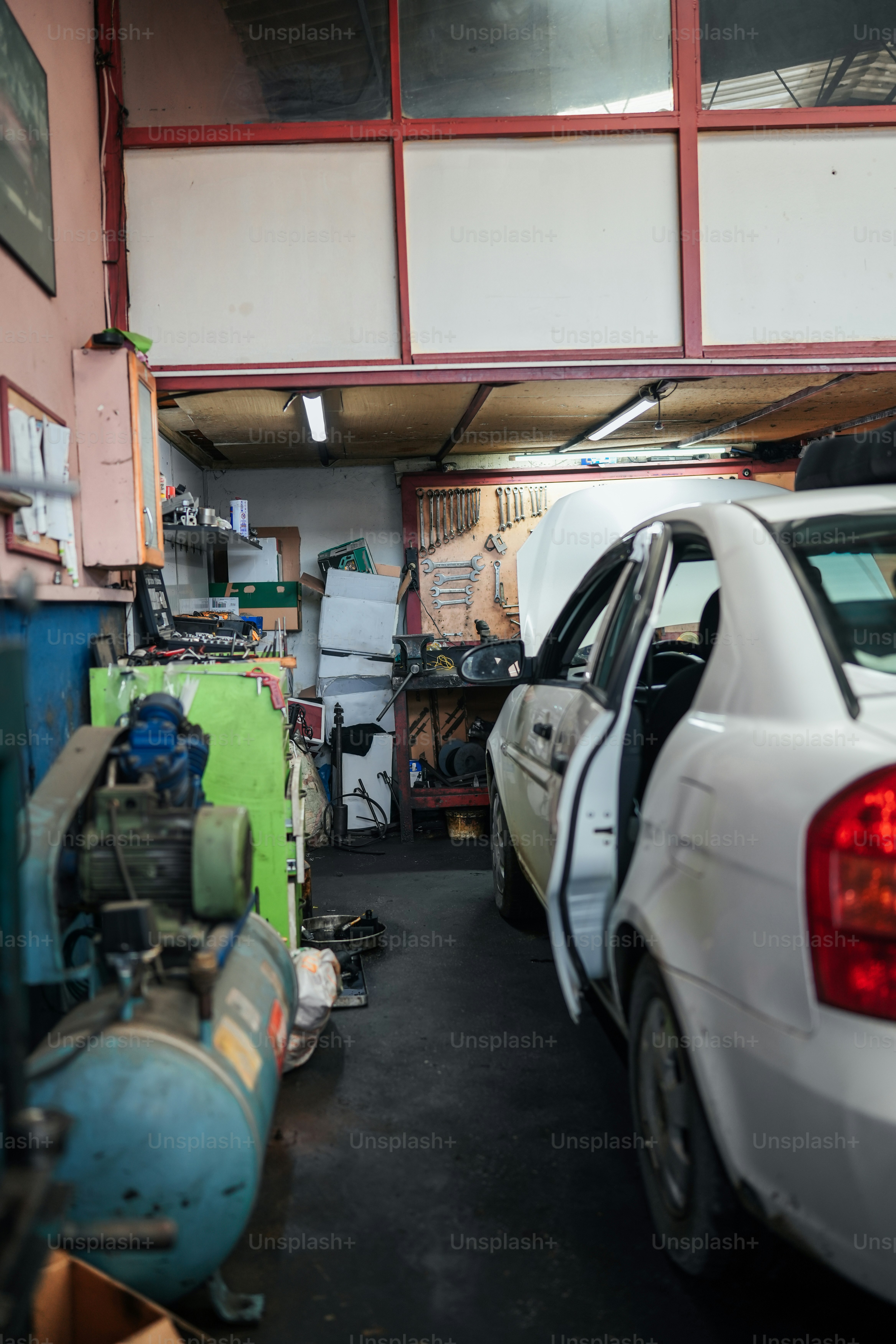Sebuah mobil putih diparkir di garasi
