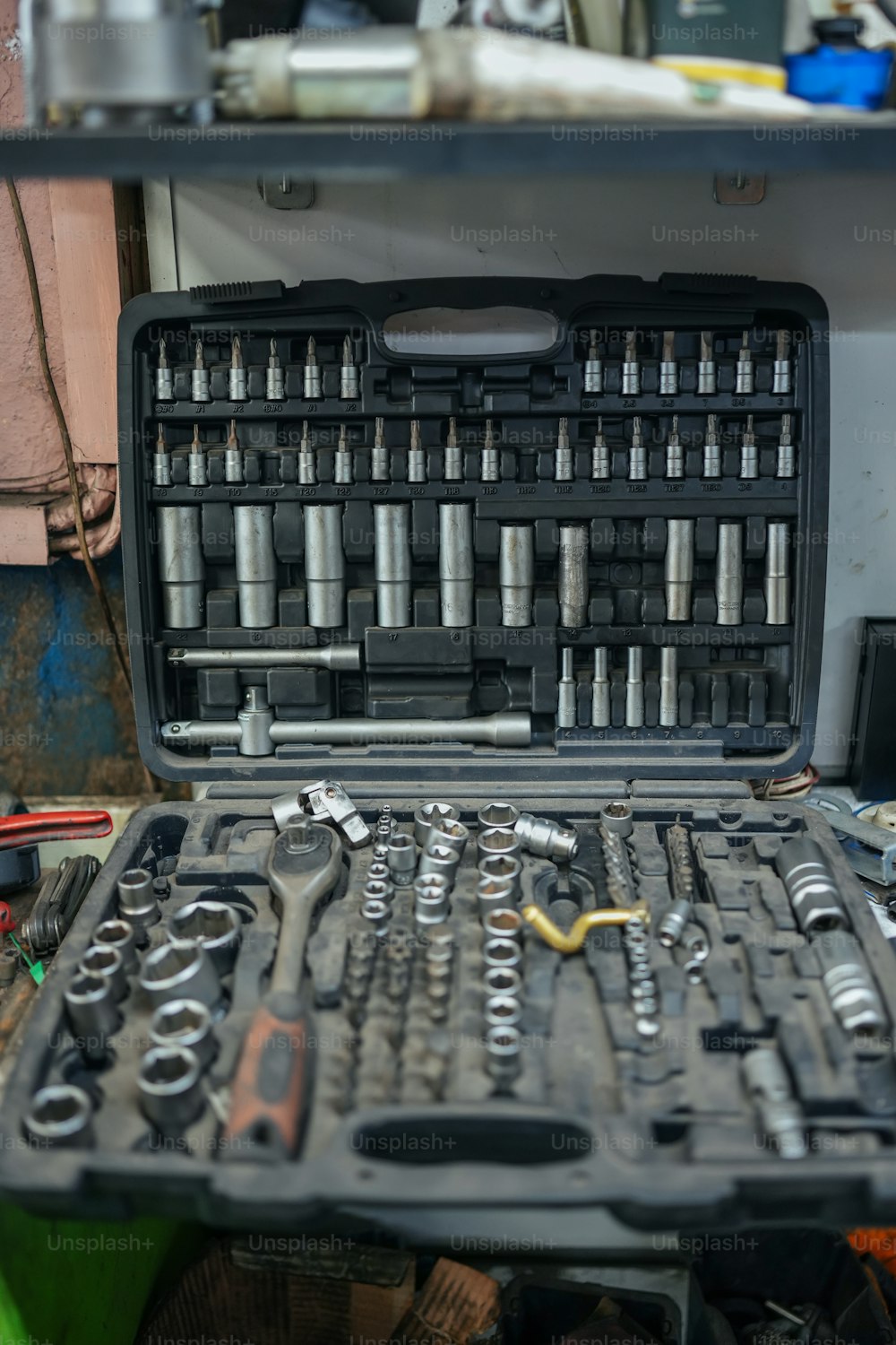Una cassetta degli attrezzi piena di strumenti e strumenti