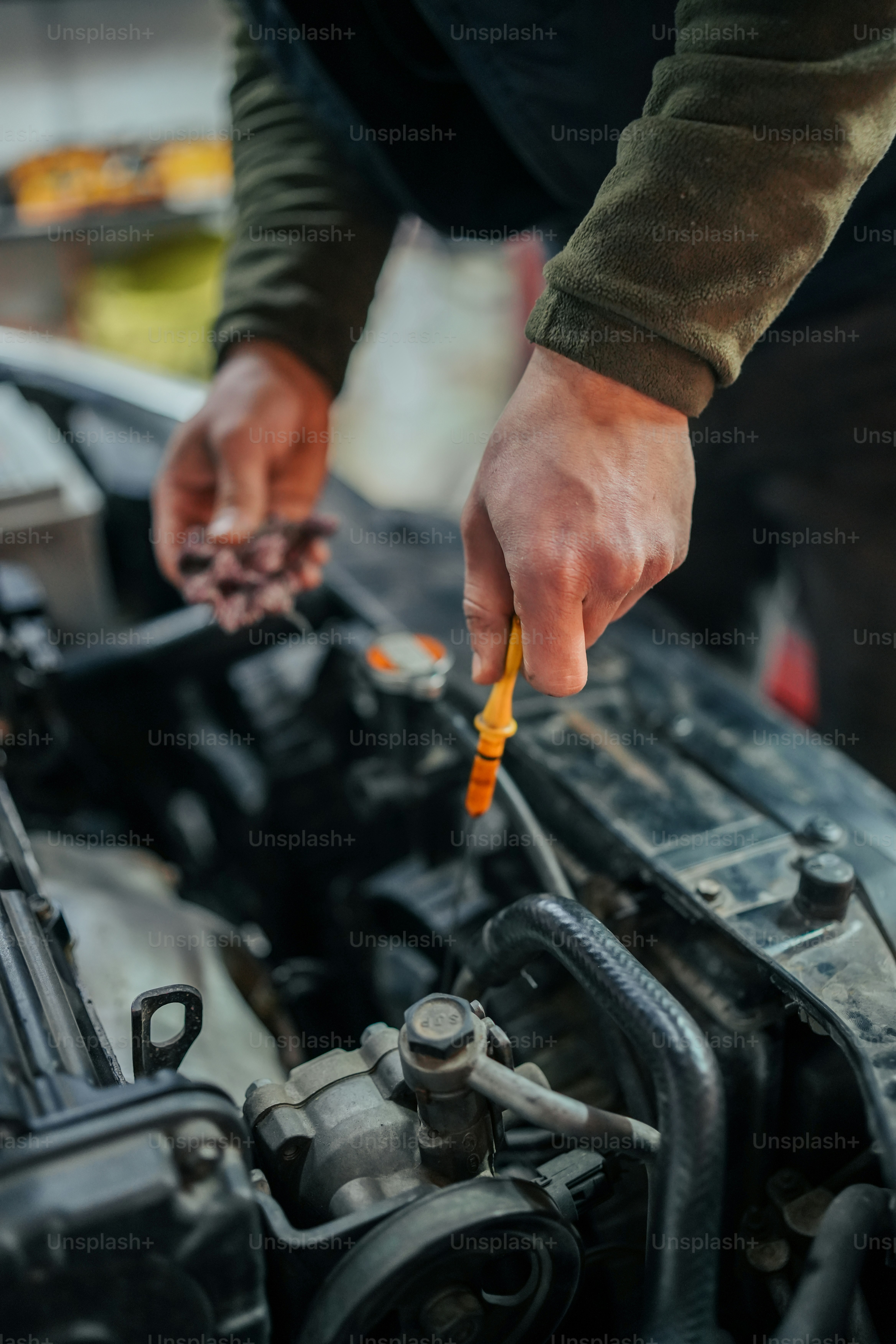 Un hombre está trabajando en el motor de un coche