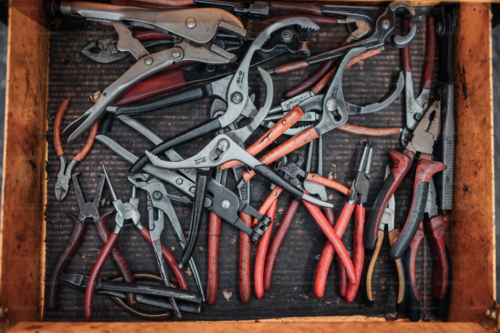 Una caja de madera llena de muchas herramientas diferentes