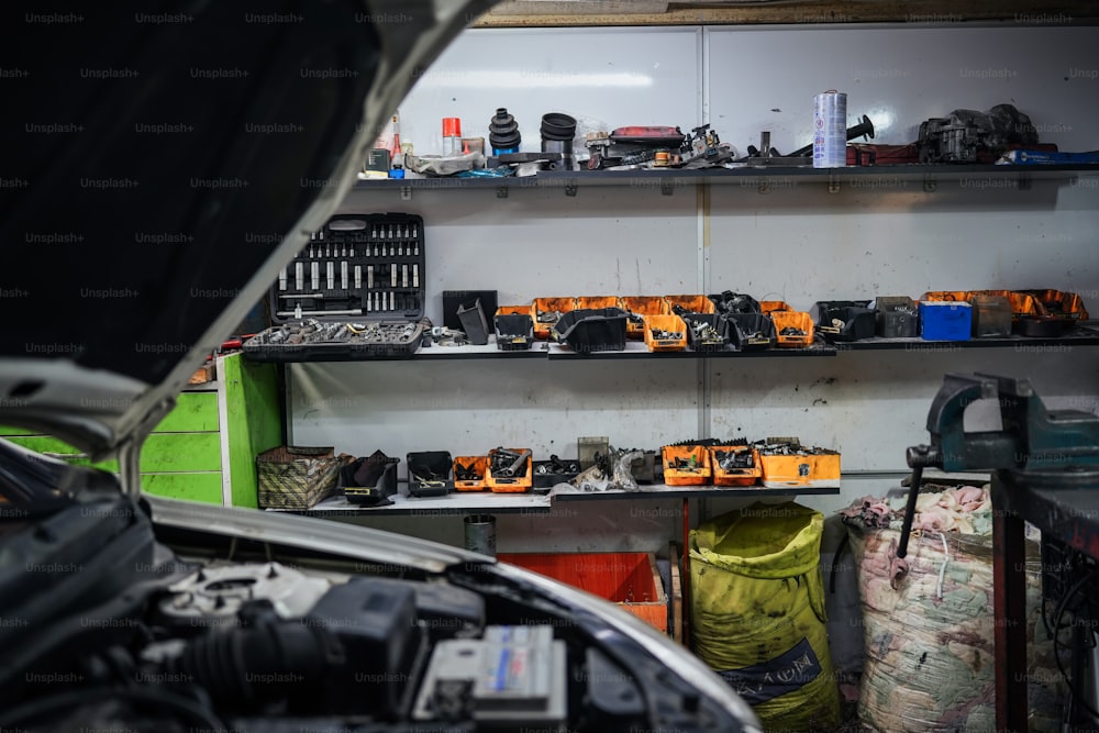 Eine Garage gefüllt mit vielen verschiedenen Arten von Werkzeugen