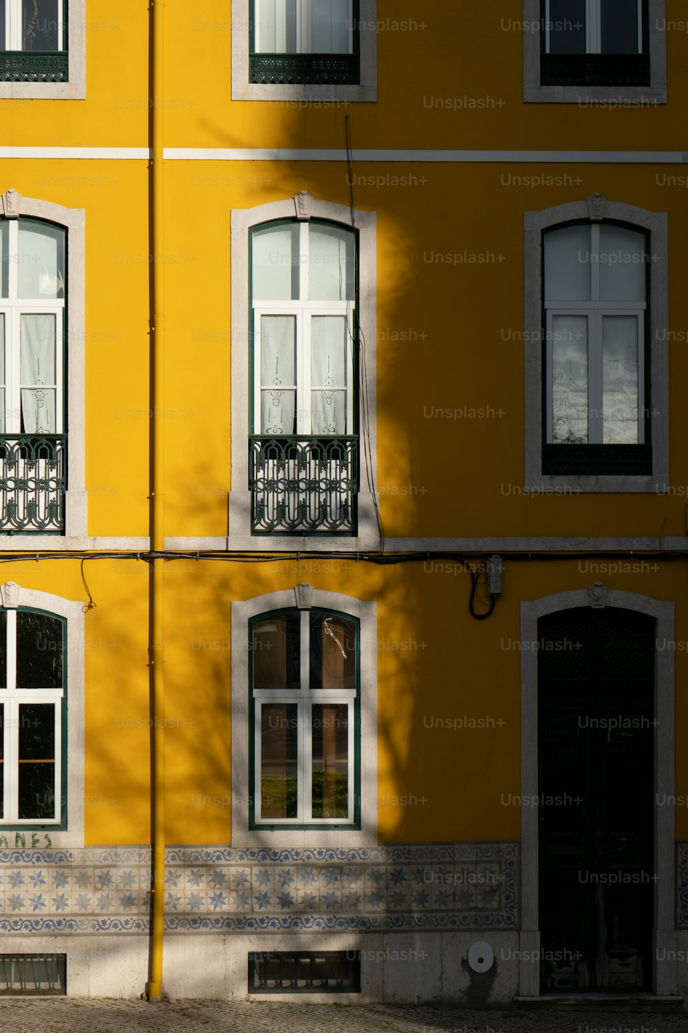 Un edificio amarillo con un reloj en la parte delantera