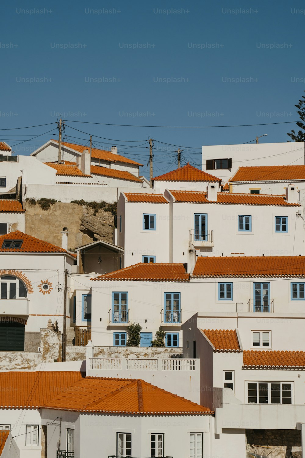 Eine Gruppe weißer Gebäude mit orangefarbenen Dächern