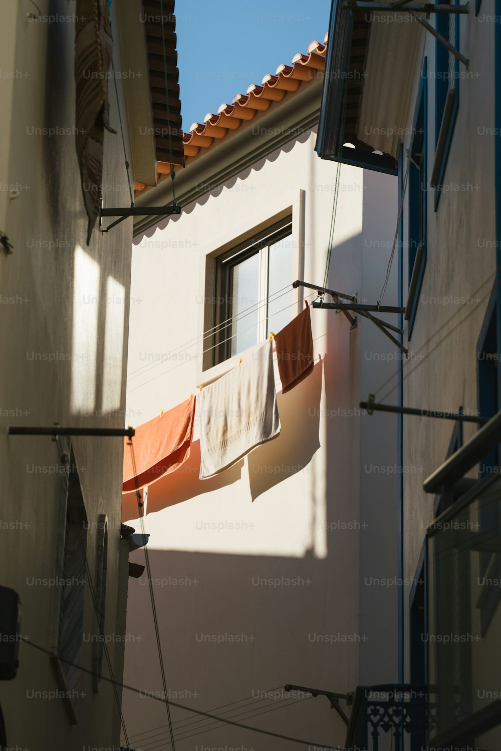 um edifício com roupas penduradas para secar