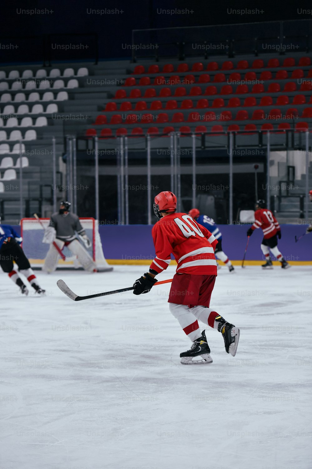 Un gruppo di persone che giocano una partita di hockey su ghiaccio