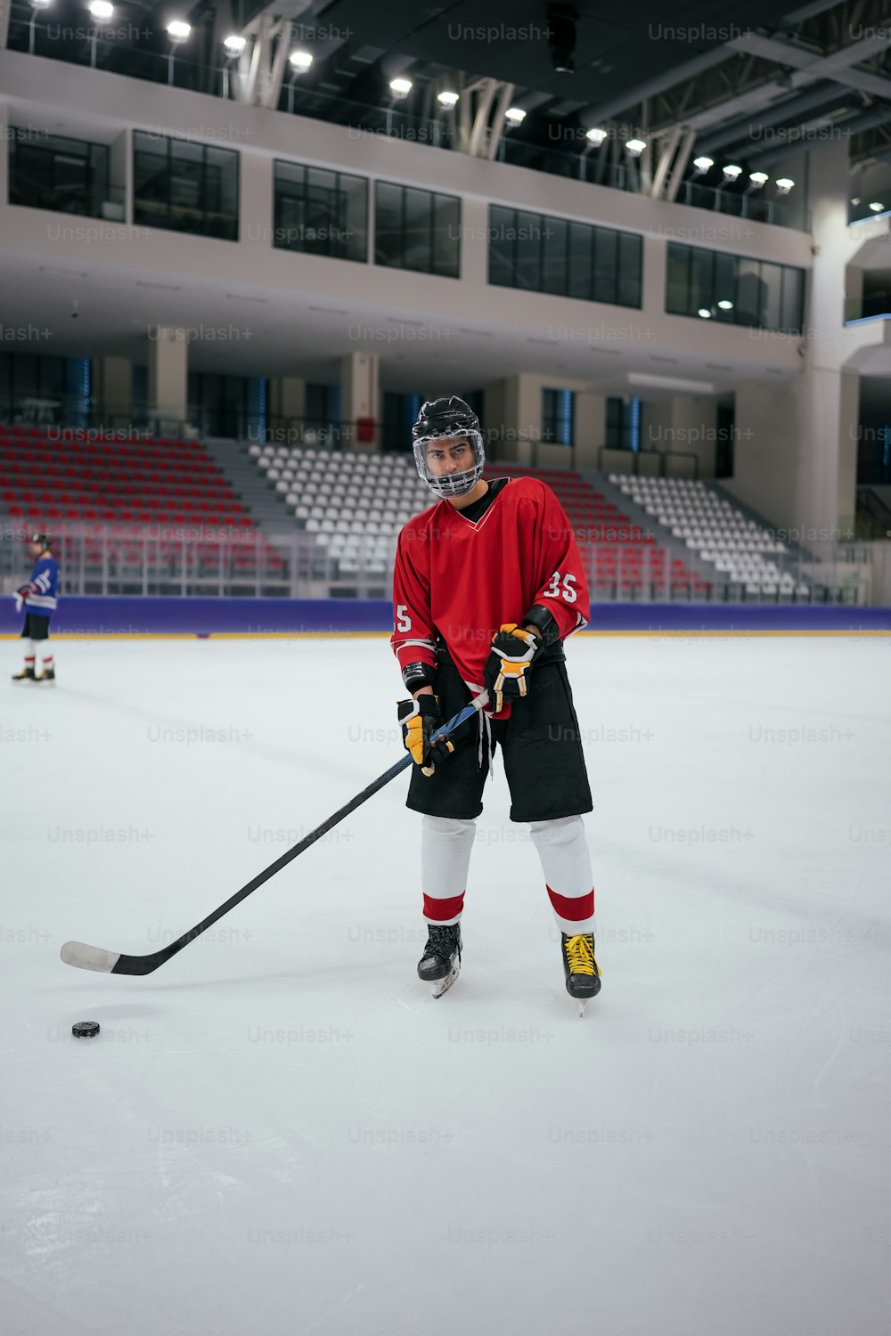 Premium Photo  Athletic hockey player on the ice hockey arena
