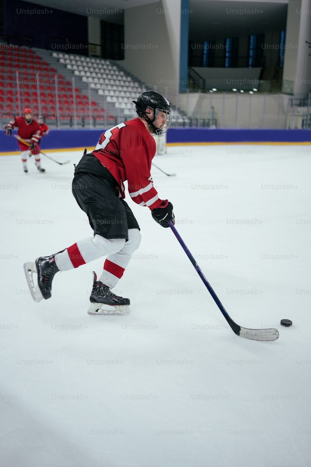 Un hombre con una camiseta roja jugando al hockey
