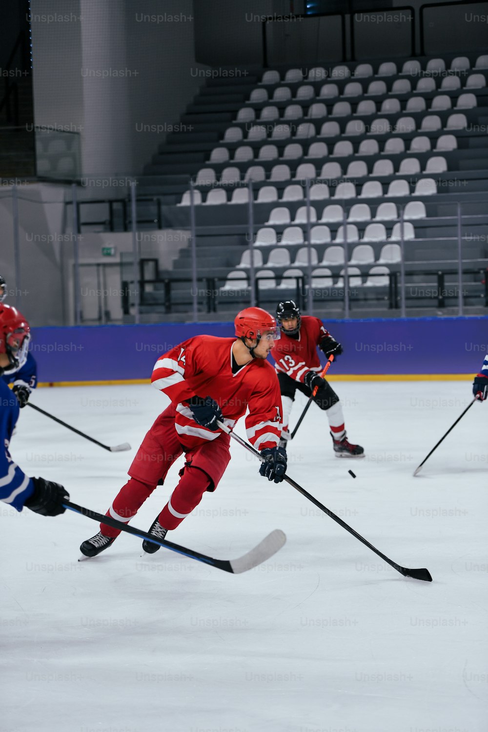 Un grupo de jóvenes jugando un partido de hockey sobre hielo