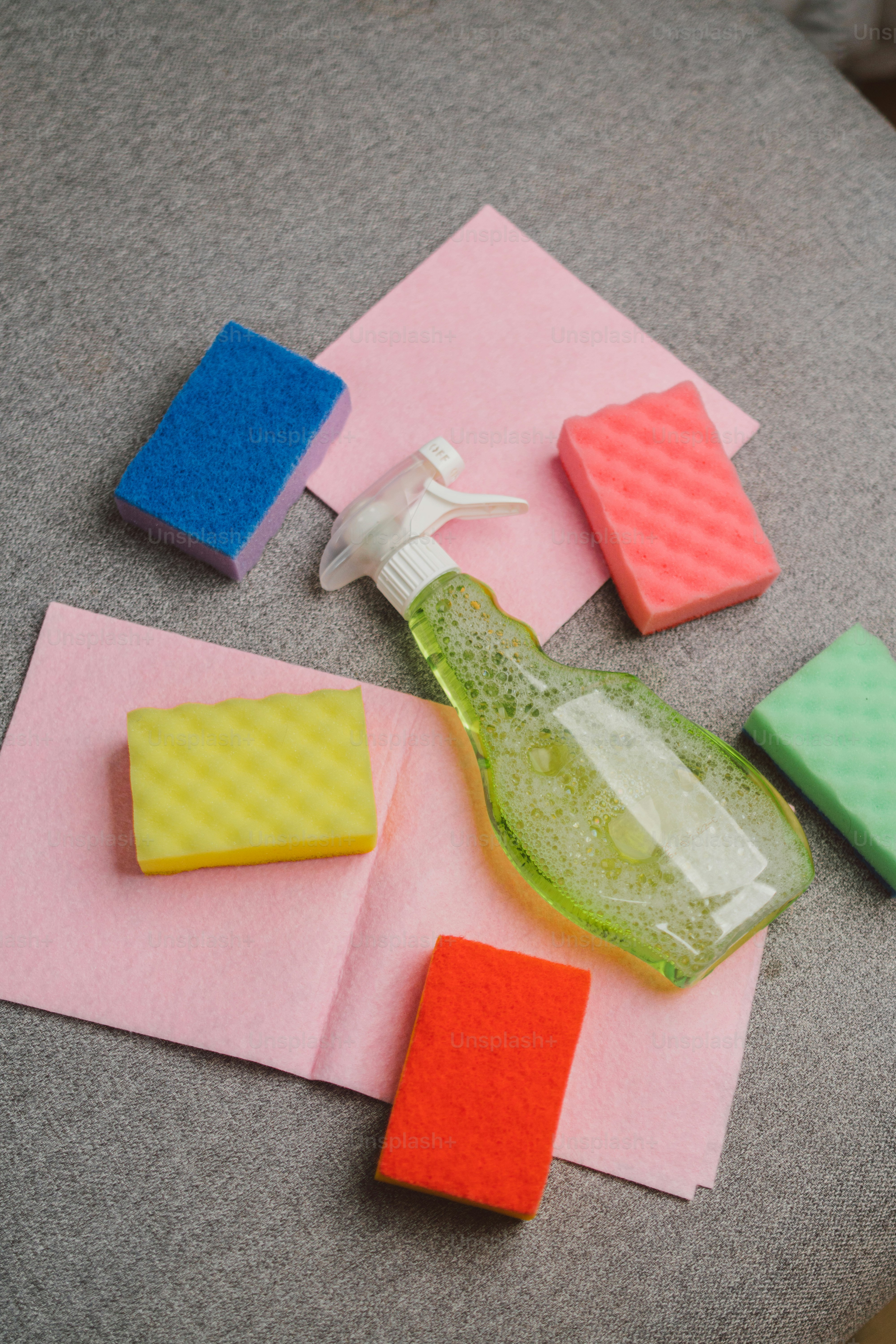 テーブルの上に置かれた石鹸のボトル