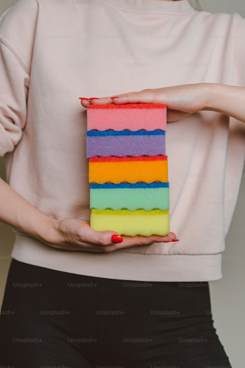 Una mujer sosteniendo un pedazo de pastel en sus manos